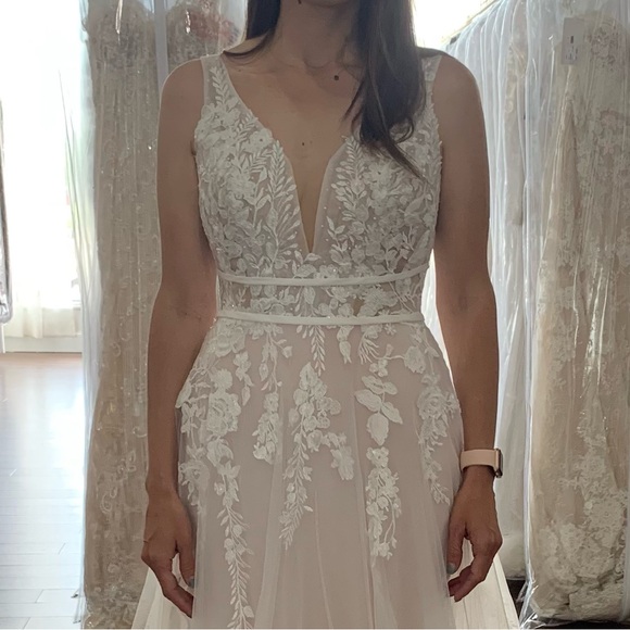 Lux & Love vintage-style bell-sleeve wedding dress - Picture 3 of 15